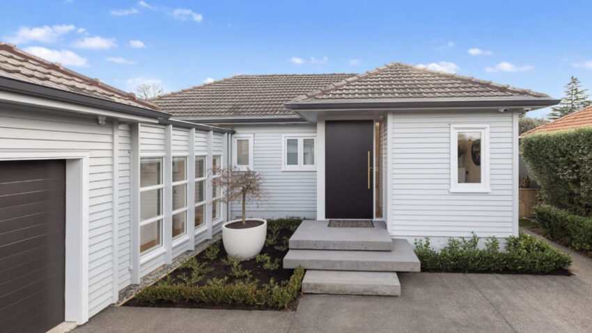 Weatherboard house 001
